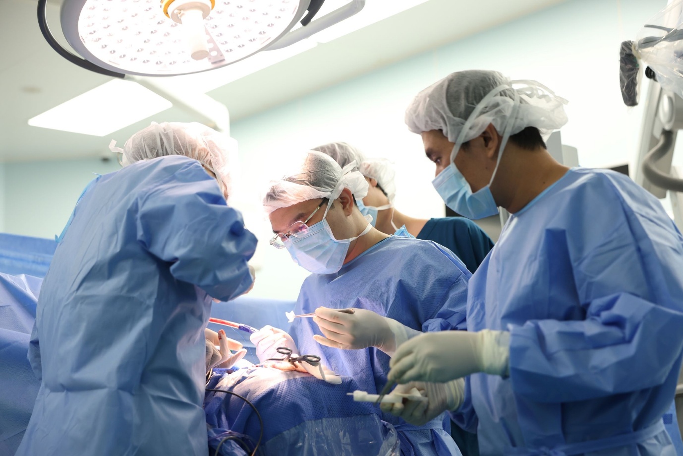 8 giờ nghẹt thở giải thoát nữ bệnh nhân khỏi khối u nền sọ khổng lồ tại “vị trí cấm kỵ”- Ảnh 2. 8 giờ nghẹt thở giải thoát nữ bệnh nhân khỏi khối u nền sọ khổng lồ tại “vị trí cấm kỵ”- Ảnh 2.