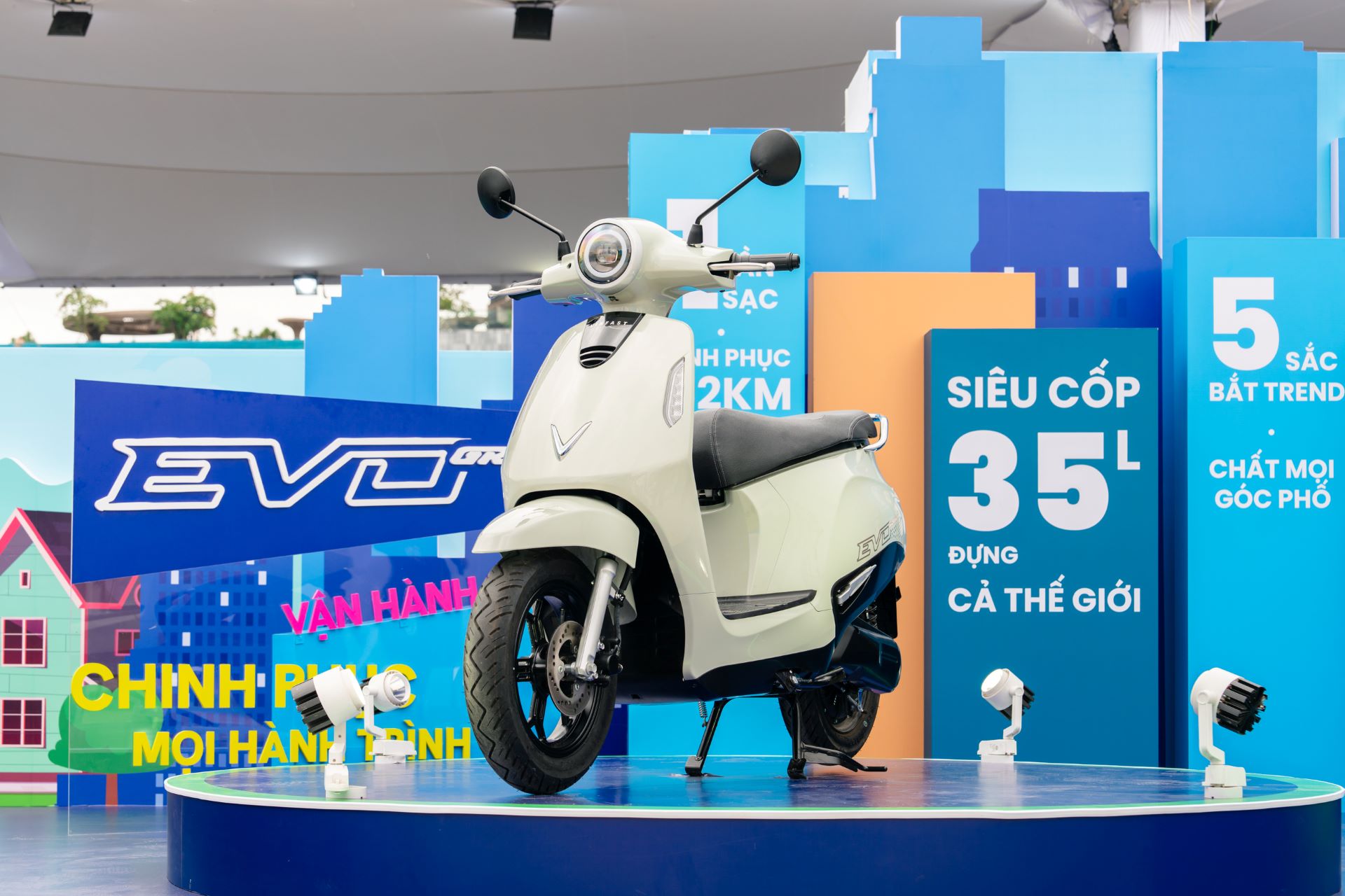 Xe xanh lên ngôi, VinFast Evo Grand Lite chiếm trọn cảm tình của học sinh và phụ huynh- Ảnh 1. Xe xanh lên ngôi, VinFast Evo Grand Lite chiếm trọn cảm tình của học sinh và phụ huynh- Ảnh 1.