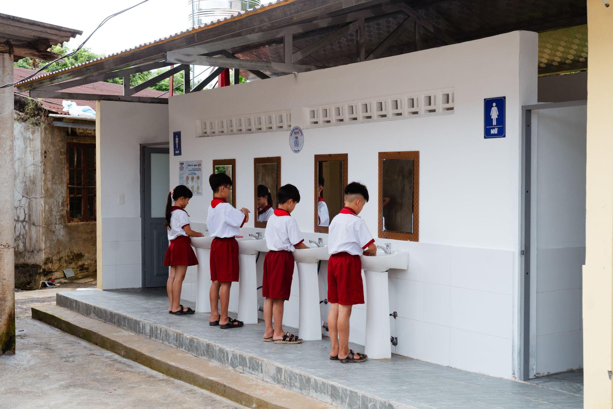 Trường học vùng sâu Quảng Trị ‘thay da đổi thịt’ nhờ 20 công trình vệ sinh mới- Ảnh 5. Trường học vùng sâu Quảng Trị ‘thay da đổi thịt’ nhờ 20 công trình vệ sinh mới- Ảnh 5.