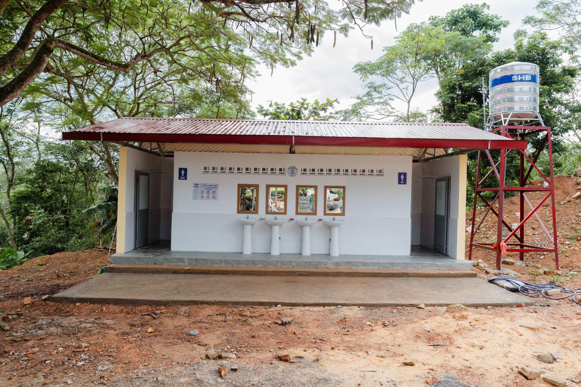 Trường học vùng sâu Quảng Trị ‘thay da đổi thịt’ nhờ 20 công trình vệ sinh mới- Ảnh 6. Trường học vùng sâu Quảng Trị ‘thay da đổi thịt’ nhờ 20 công trình vệ sinh mới- Ảnh 6.