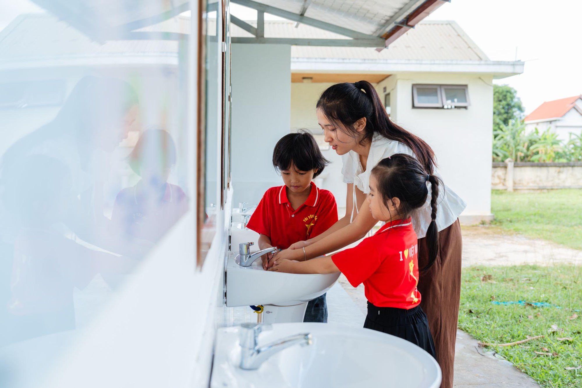 Trường học vùng sâu Quảng Trị ‘thay da đổi thịt’ nhờ 20 công trình vệ sinh mới- Ảnh 10. Trường học vùng sâu Quảng Trị ‘thay da đổi thịt’ nhờ 20 công trình vệ sinh mới- Ảnh 10.