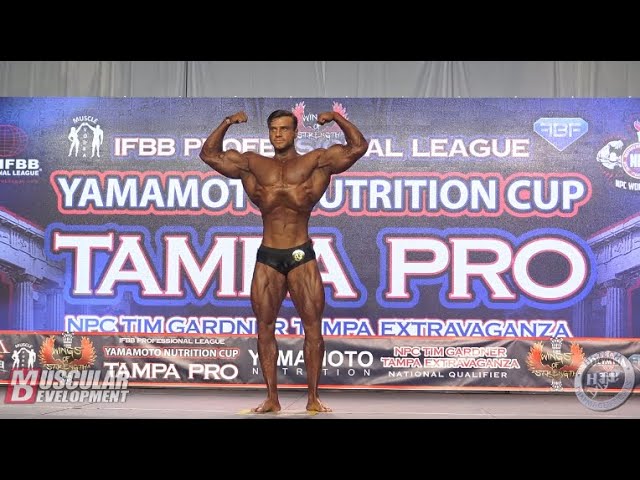 Trai đẹp là “quái vật cơ bắp”, bắp tay cuồn cuộn, eo như Ngọc Trinh nhưng nhìn xuống bên dưới thì sốc- Ảnh 3.