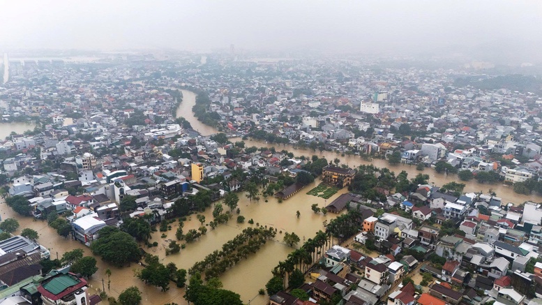 Chùm ảnh: Thành phố Huế ngập trong biển nước- Ảnh 9. Chùm ảnh: Thành phố Huế ngập trong biển nước- Ảnh 9.