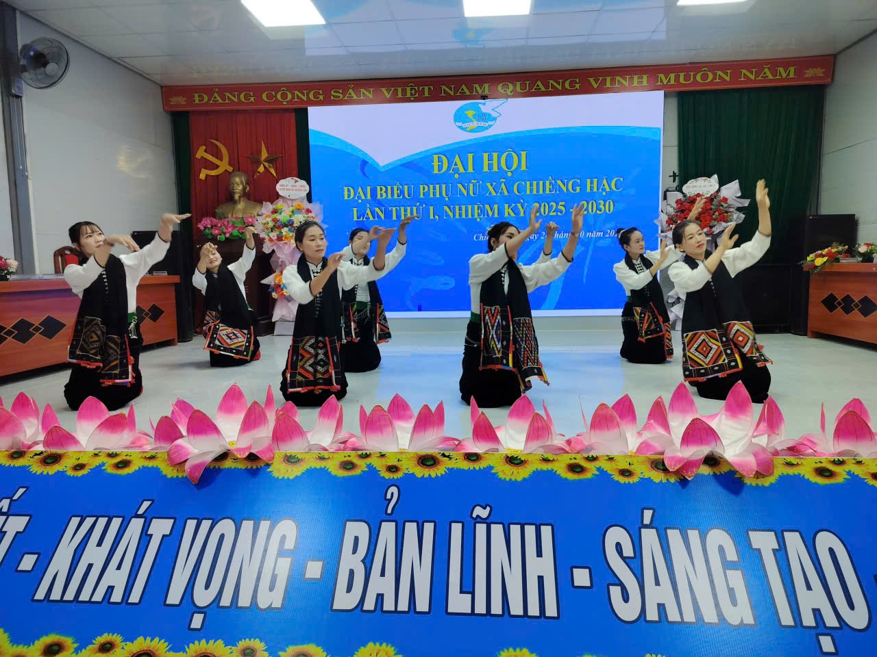 Bản sắc văn hóa dân tộc luôn được xã Chiềng Hặc giữ gìn phát huy. Bản sắc văn hóa dân tộc luôn được xã Chiềng Hặc giữ gìn phát huy.