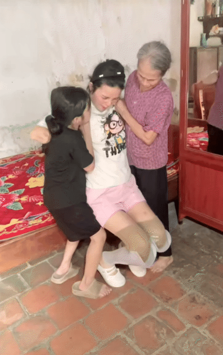 NGA TÍCH CỰC - Kênh Tiktok của mẹ 2 con mất tứ chi sau cơn bạo bệnh: Kiên cường tập luyện với đôi chân  NGA TÍCH CỰC - Kênh Tiktok của mẹ 2 con mất tứ chi sau cơn bạo bệnh: Kiên cường tập luyện với đôi chân