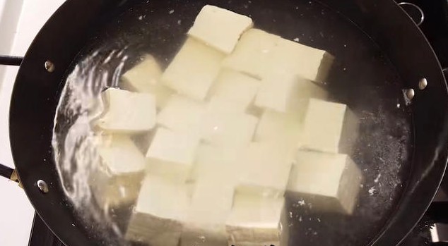 Hãy tránh xa ngay lập tức nếu thấy 3 loại đậu phụ này, đừng mua dù chúng có rẻ đến đâu!- Ảnh 5. Hãy tránh xa ngay lập tức nếu thấy 3 loại đậu phụ này, đừng mua dù chúng có rẻ đến đâu!- Ảnh 5.