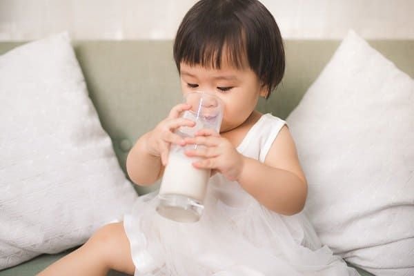 Chủ đề đang khiến các mẹ tranh cãi nảy lửa: “1 muỗng sữa = 30ml” nghĩa là gì? Pha sữa thế nào mới đúng?- Ảnh 4. Chủ đề đang khiến các mẹ tranh cãi nảy lửa: “1 muỗng sữa = 30ml” nghĩa là gì? Pha sữa thế nào mới đúng?- Ảnh 4.