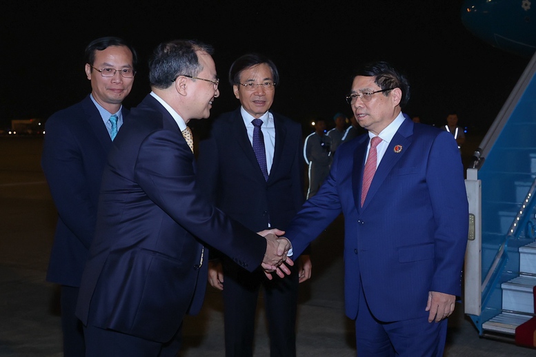 Thủ tướng Phạm Minh Chính về tới Hà Nội, kết thúc tốt đẹp chuyến công tác dự Hội nghị cấp cao ASEAN 47- Ảnh 1.