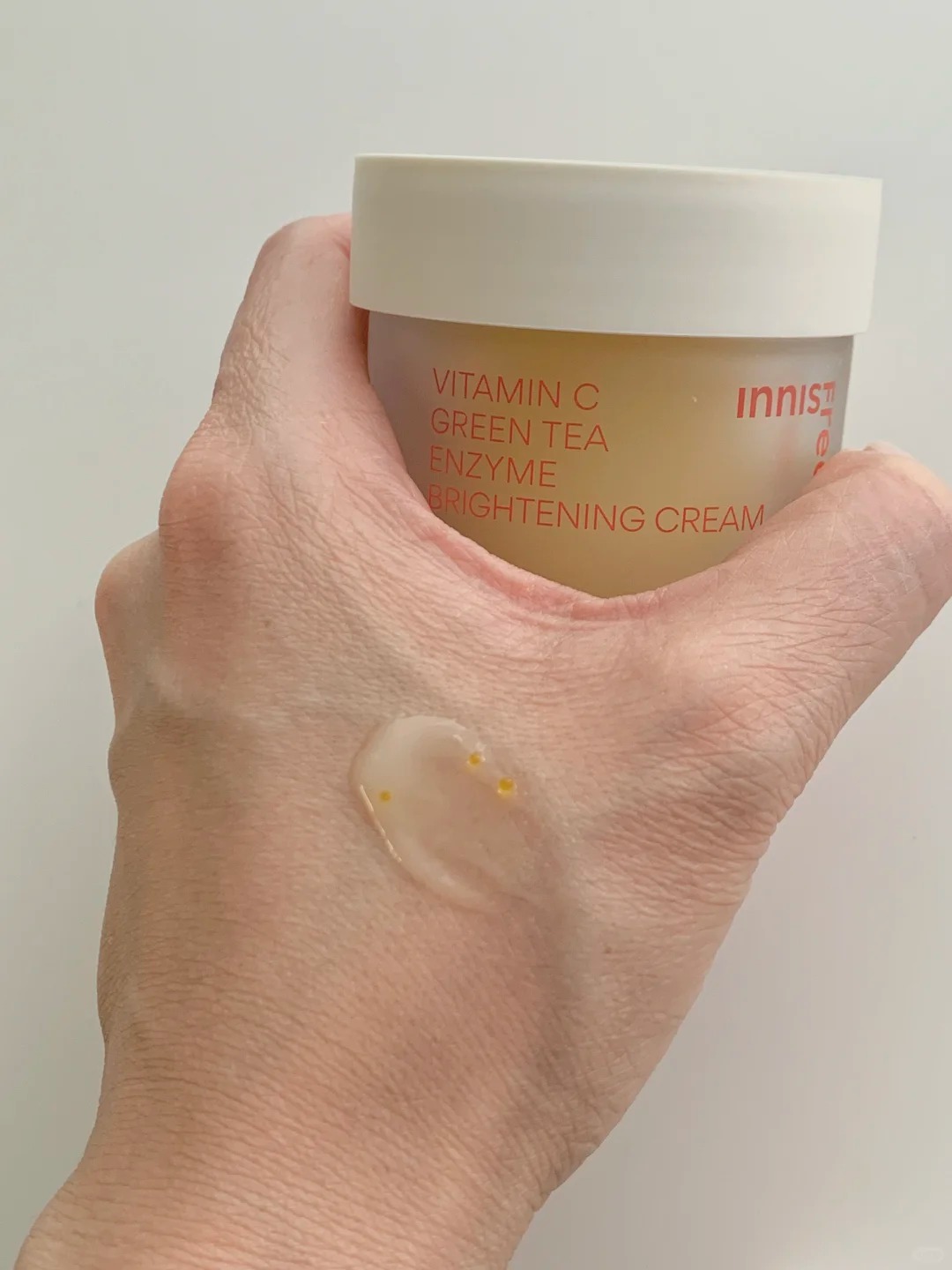 Da xám xỉn, thâm mụn lì đến mấy cũng phải cúi đầu trước 5 kem dưỡng vitamin C này!- Ảnh 2. Da xám xỉn, thâm mụn lì đến mấy cũng phải cúi đầu trước 5 kem dưỡng vitamin C này!- Ảnh 2.