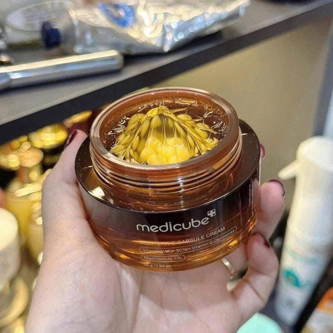 Da xám xỉn, thâm mụn lì đến mấy cũng phải cúi đầu trước 5 kem dưỡng vitamin C này!- Ảnh 5. Da xám xỉn, thâm mụn lì đến mấy cũng phải cúi đầu trước 5 kem dưỡng vitamin C này!- Ảnh 5.