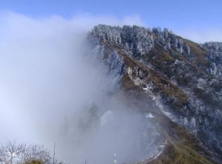 Khung cảnh "đường phân chia âm dương" đẹp đến nín thở, hai mùa cách nhau chỉ một sợi chỉ- Ảnh 2. Khung cảnh "đường phân chia âm dương" đẹp đến nín thở, hai mùa cách nhau chỉ một sợi chỉ- Ảnh 2.