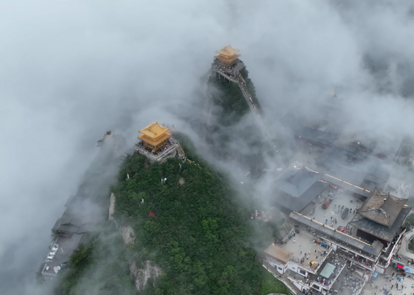 Khung cảnh "đường phân chia âm dương" đẹp đến nín thở, hai mùa cách nhau chỉ một sợi chỉ- Ảnh 5. Khung cảnh "đường phân chia âm dương" đẹp đến nín thở, hai mùa cách nhau chỉ một sợi chỉ- Ảnh 5.