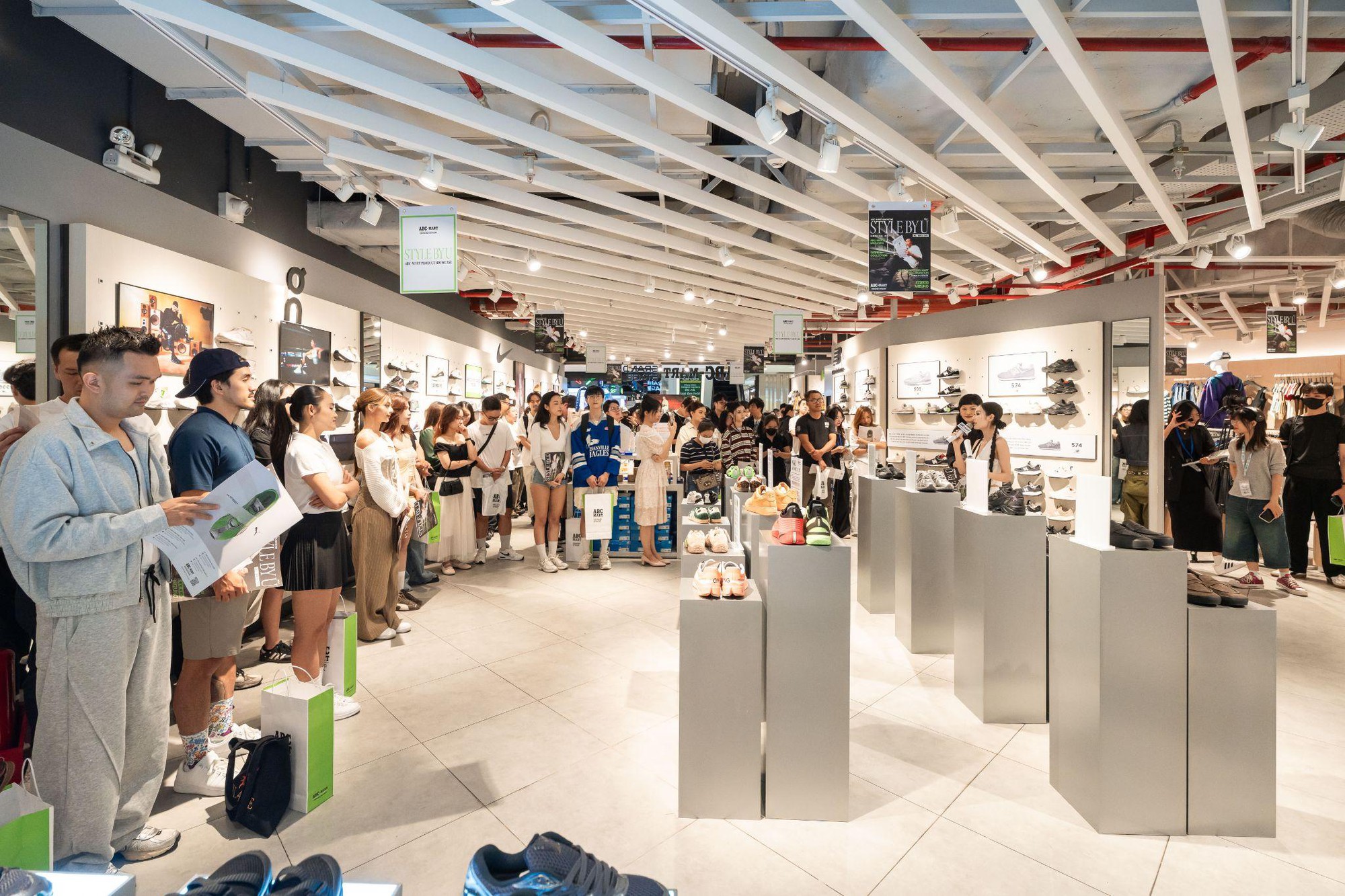 ABC-MART ra mắt BST áo thun và giày thể thao độc quyền – khuấy động mùa Thu Đông 2025- Ảnh 2. ABC-MART ra mắt BST áo thun và giày thể thao độc quyền – khuấy động mùa Thu Đông 2025- Ảnh 2.