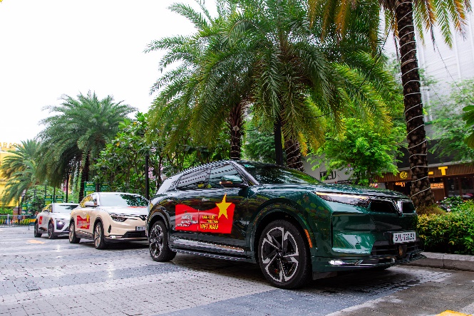 Trải nghiệm VF 7, VF 8, VF 9, người dùng TP.HCM ngỡ ngàng vì “quá mạnh, quá êm”- Ảnh 1. Trải nghiệm VF 7, VF 8, VF 9, người dùng TP.HCM ngỡ ngàng vì “quá mạnh, quá êm”- Ảnh 1.