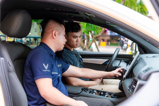 Trải nghiệm VF 7, VF 8, VF 9, người dùng TP.HCM ngỡ ngàng vì “quá mạnh, quá êm”- Ảnh 3. Trải nghiệm VF 7, VF 8, VF 9, người dùng TP.HCM ngỡ ngàng vì “quá mạnh, quá êm”- Ảnh 3.