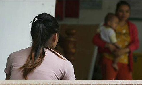 2 giờ đêm đi qua phòng mẹ chồng vẫn còn sáng đèn tôi mới hiểu tại sao từ lúc bà ở cùng, nhà lúc nào cũng bừa bộn- Ảnh 1.