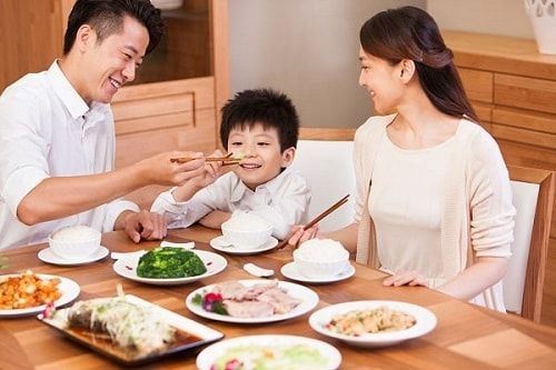 Nếu con c&oacute; những h&agrave;nh vi n&agrave;y trong bữa cơm gia đ&igrave;nh - h&atilde;y nắn chỉnh v&igrave; đ&oacute; c&oacute; thể l&agrave; dấu hiệu của sự V&Ocirc; ƠN, BẤT HIẾU- Ảnh 1.