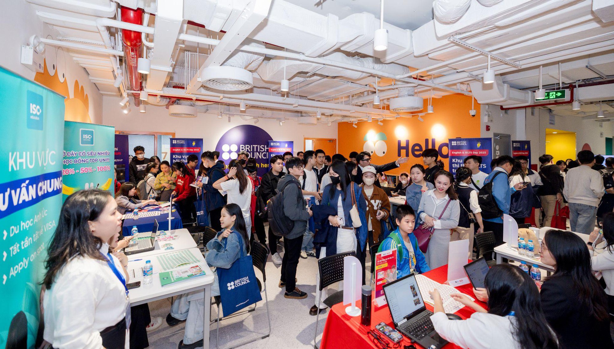 Hội đồng Anh khiến giới trẻ &ldquo;đứng ngồi kh&ocirc;ng y&ecirc;n&rdquo; với Ng&agrave;y hội tiếng Anh v&agrave; IELTS 2025- Ảnh 1.