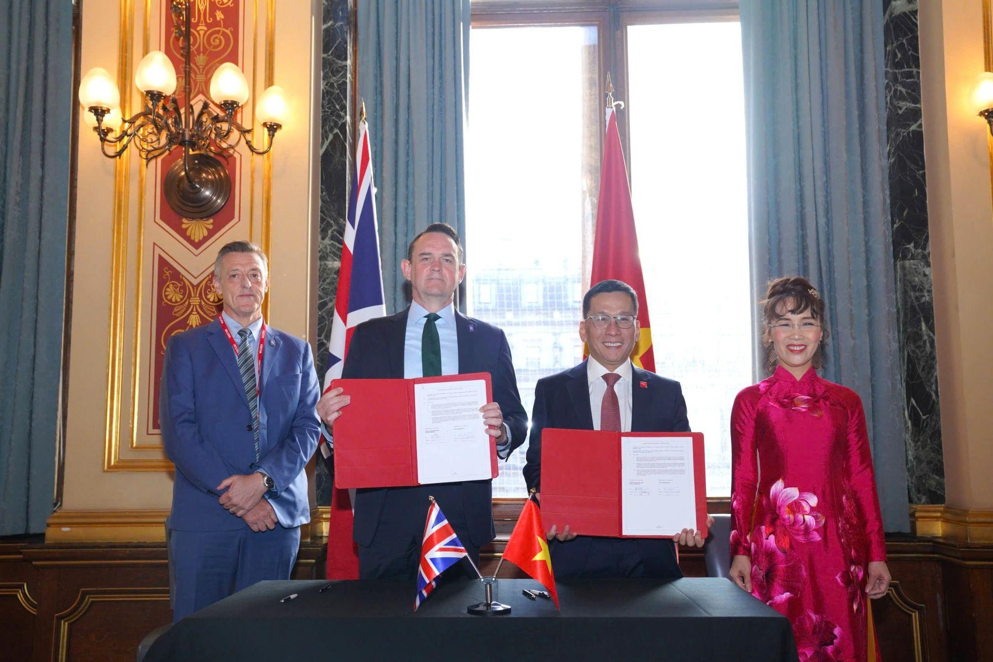 Vietjet và Rolls-Royce ký kết hợp đồng động cơ Trent 7000 trị giá 3,8 tỷ Đô la Mỹ trong chuyến thăm Vương quốc Anh của Tổng bí thư Tô Lâm- Ảnh 3.