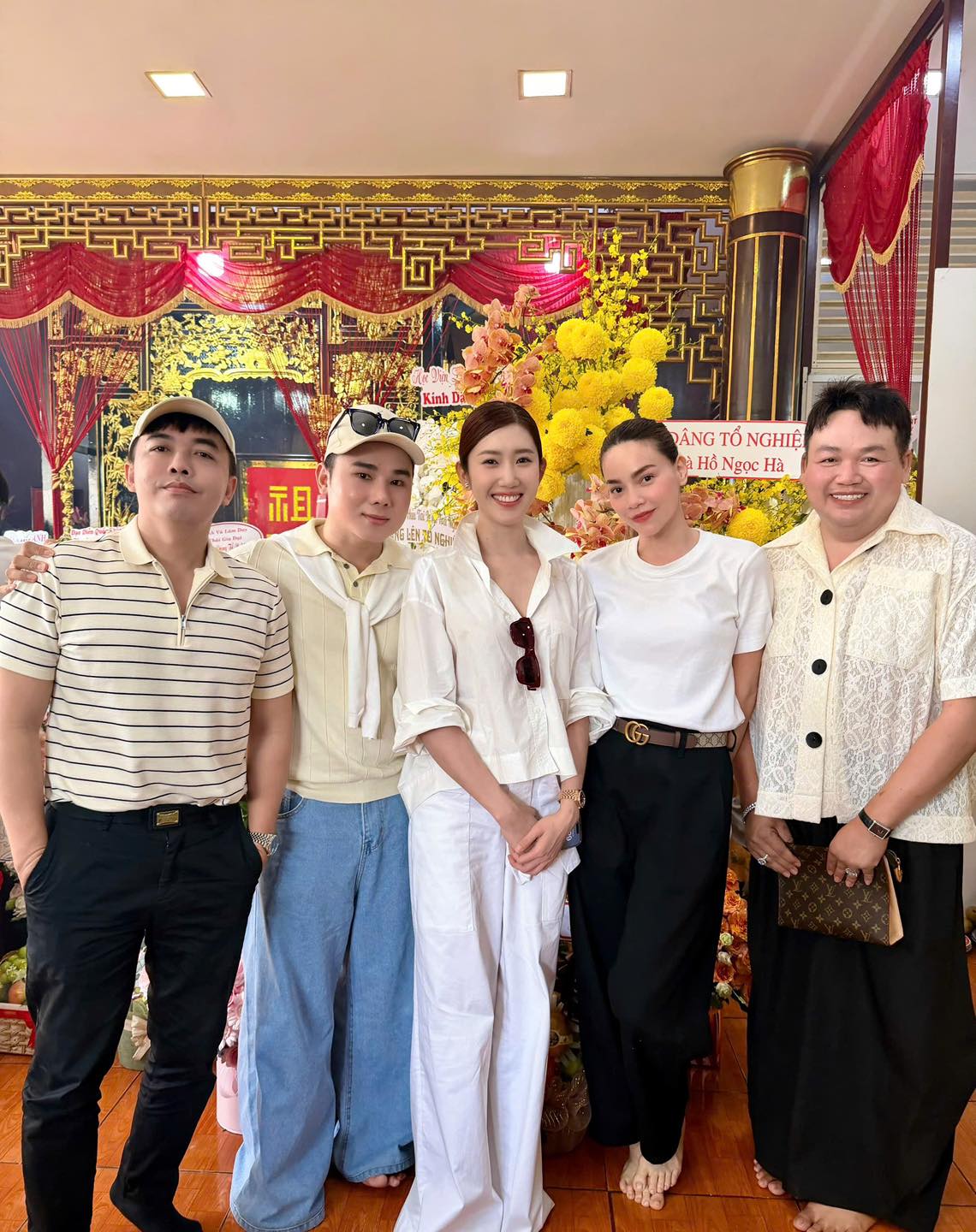 Thêm chi tiết chứng tỏ cặp đôi Vbiz có "visual đỉnh nóc" đã "đường ai nấy đi"- Ảnh 2. Thêm chi tiết chứng tỏ cặp đôi Vbiz có "visual đỉnh nóc" đã "đường ai nấy đi"- Ảnh 2.