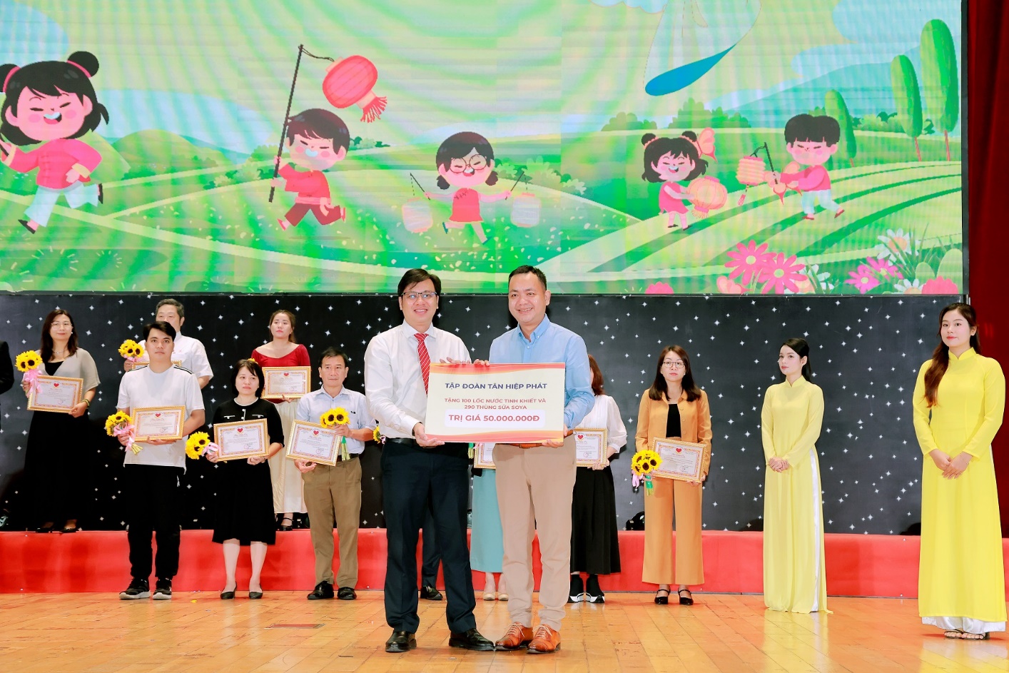 Tân Hiệp Phát lan tỏa yêu thương với 45.000 phần quà Trung thu đến trẻ em khắp nơi- Ảnh 1. Tân Hiệp Phát lan tỏa yêu thương với 45.000 phần quà Trung thu đến trẻ em khắp nơi- Ảnh 1.