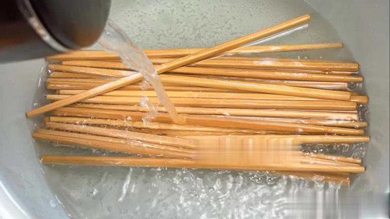 Đũa Rửa Xong Để Đầu Nhỏ Hướng Lên Mới Sạch? Sai Một Chi Tiết, Cả Nhà Dễ “Ăn” Vi Khuẩn Vào Người- Ảnh 2. Đũa Rửa Xong Để Đầu Nhỏ Hướng Lên Mới Sạch? Sai Một Chi Tiết, Cả Nhà Dễ “Ăn” Vi Khuẩn Vào Người- Ảnh 2.