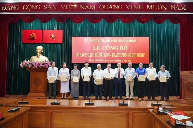 Ra mắt bộ sách “Lịch sử Sài Gòn – Thành phố Hồ Chí Minh”- Ảnh 2. Ra mắt bộ sách “Lịch sử Sài Gòn – Thành phố Hồ Chí Minh”- Ảnh 2.