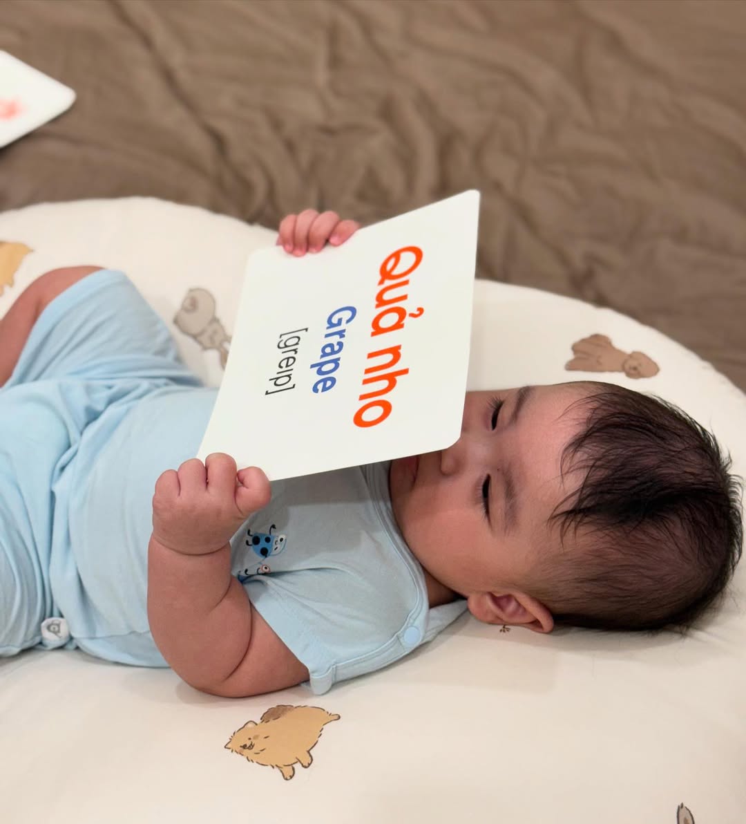 Mai Ngọc "bồi dưỡng" con từ bé, 6 tháng tuổi đã sắm cả loạt sách song ngữ- Ảnh 2. Mai Ngọc "bồi dưỡng" con từ bé, 6 tháng tuổi đã sắm cả loạt sách song ngữ- Ảnh 2.