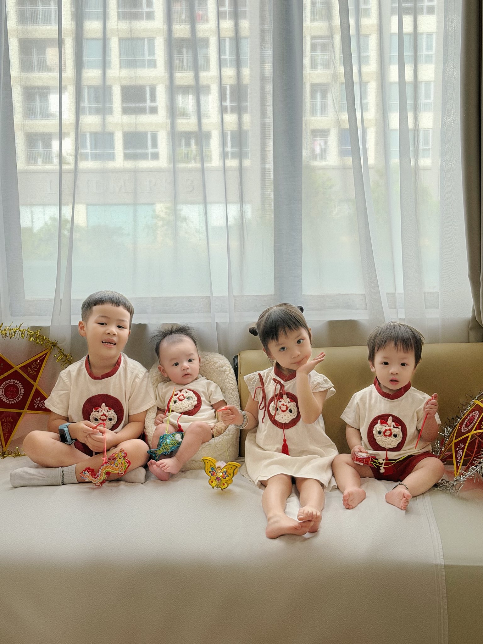 Con ốm đúng Trung Thu, cả nhà ái nữ đại gia Minh Nhựa rước đèn luôn trong bệnh viện: Biểu cảm của 4 "hậu duệ nhí" khiến ai nhìn cũng tan chảy- Ảnh 5. Con ốm đúng Trung Thu, cả nhà ái nữ đại gia Minh Nhựa rước đèn luôn trong bệnh viện: Biểu cảm của 4 "hậu duệ nhí" khiến ai nhìn cũng tan chảy- Ảnh 5.