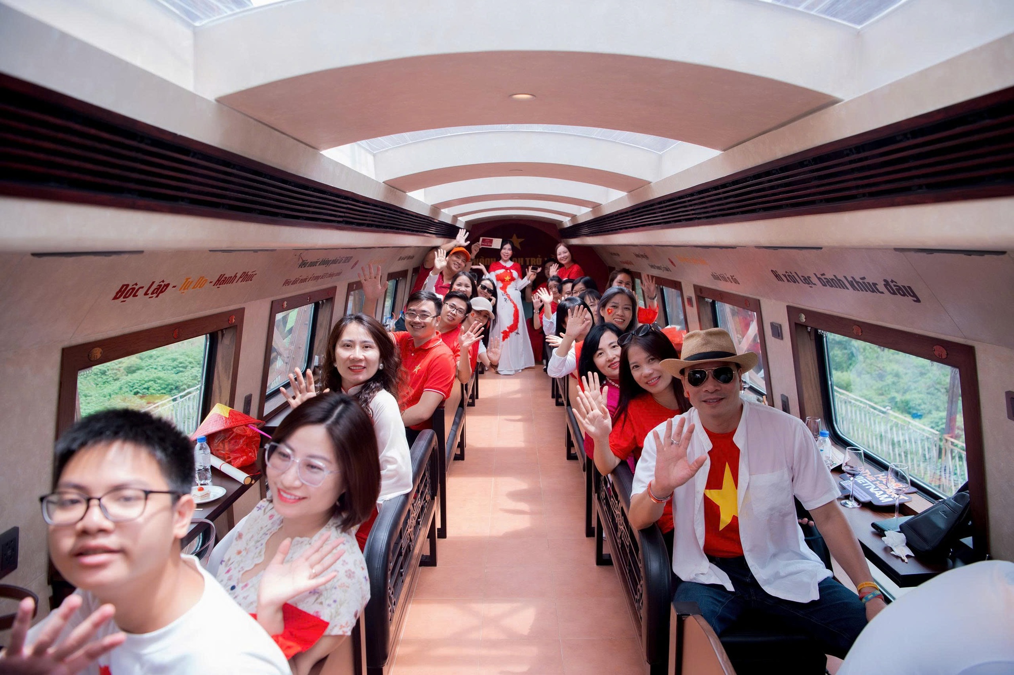 Hà Nội đánh thức tiềm năng du lịch đường sắt- Ảnh 1. Hà Nội đánh thức tiềm năng du lịch đường sắt- Ảnh 1.