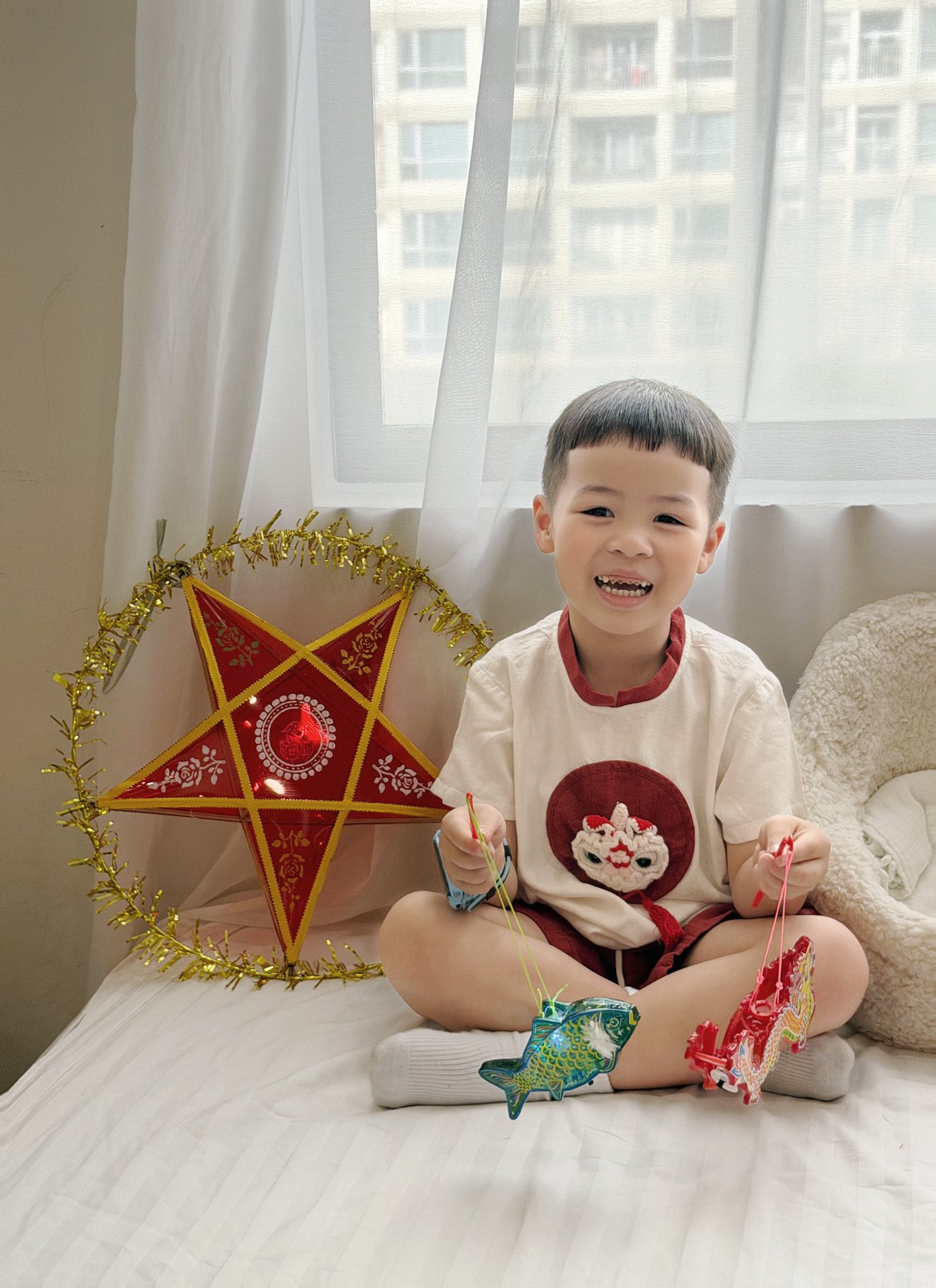 Con ốm đúng Trung Thu, cả nhà ái nữ đại gia Minh Nhựa rước đèn luôn trong bệnh viện: Biểu cảm của 4 "hậu duệ nhí" khiến ai nhìn cũng tan chảy- Ảnh 7. Con ốm đúng Trung Thu, cả nhà ái nữ đại gia Minh Nhựa rước đèn luôn trong bệnh viện: Biểu cảm của 4 "hậu duệ nhí" khiến ai nhìn cũng tan chảy- Ảnh 7.