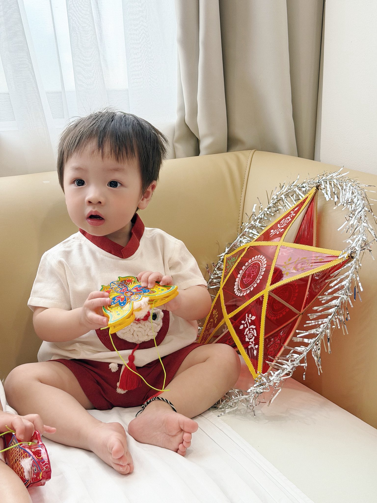 Con ốm đúng Trung Thu, cả nhà ái nữ đại gia Minh Nhựa rước đèn luôn trong bệnh viện: Biểu cảm của 4 "hậu duệ nhí" khiến ai nhìn cũng tan chảy- Ảnh 8. Con ốm đúng Trung Thu, cả nhà ái nữ đại gia Minh Nhựa rước đèn luôn trong bệnh viện: Biểu cảm của 4 "hậu duệ nhí" khiến ai nhìn cũng tan chảy- Ảnh 8.