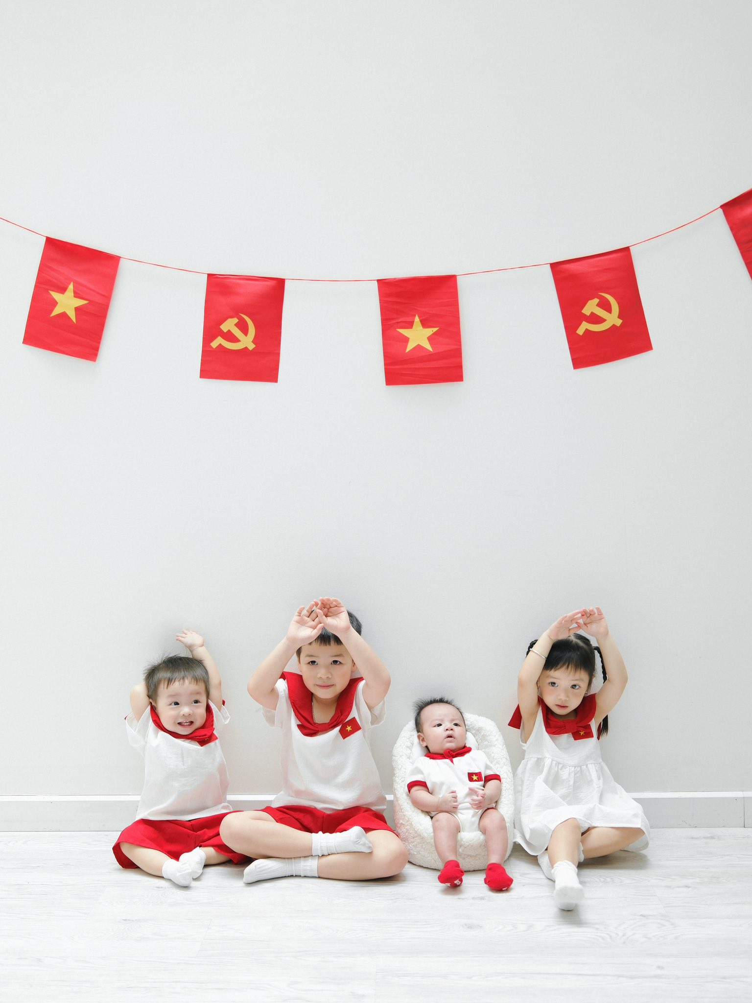 Con ốm đúng Trung Thu, cả nhà ái nữ đại gia Minh Nhựa rước đèn luôn trong bệnh viện: Biểu cảm của 4 "hậu duệ nhí" khiến ai nhìn cũng tan chảy- Ảnh 10. Con ốm đúng Trung Thu, cả nhà ái nữ đại gia Minh Nhựa rước đèn luôn trong bệnh viện: Biểu cảm của 4 "hậu duệ nhí" khiến ai nhìn cũng tan chảy- Ảnh 10.