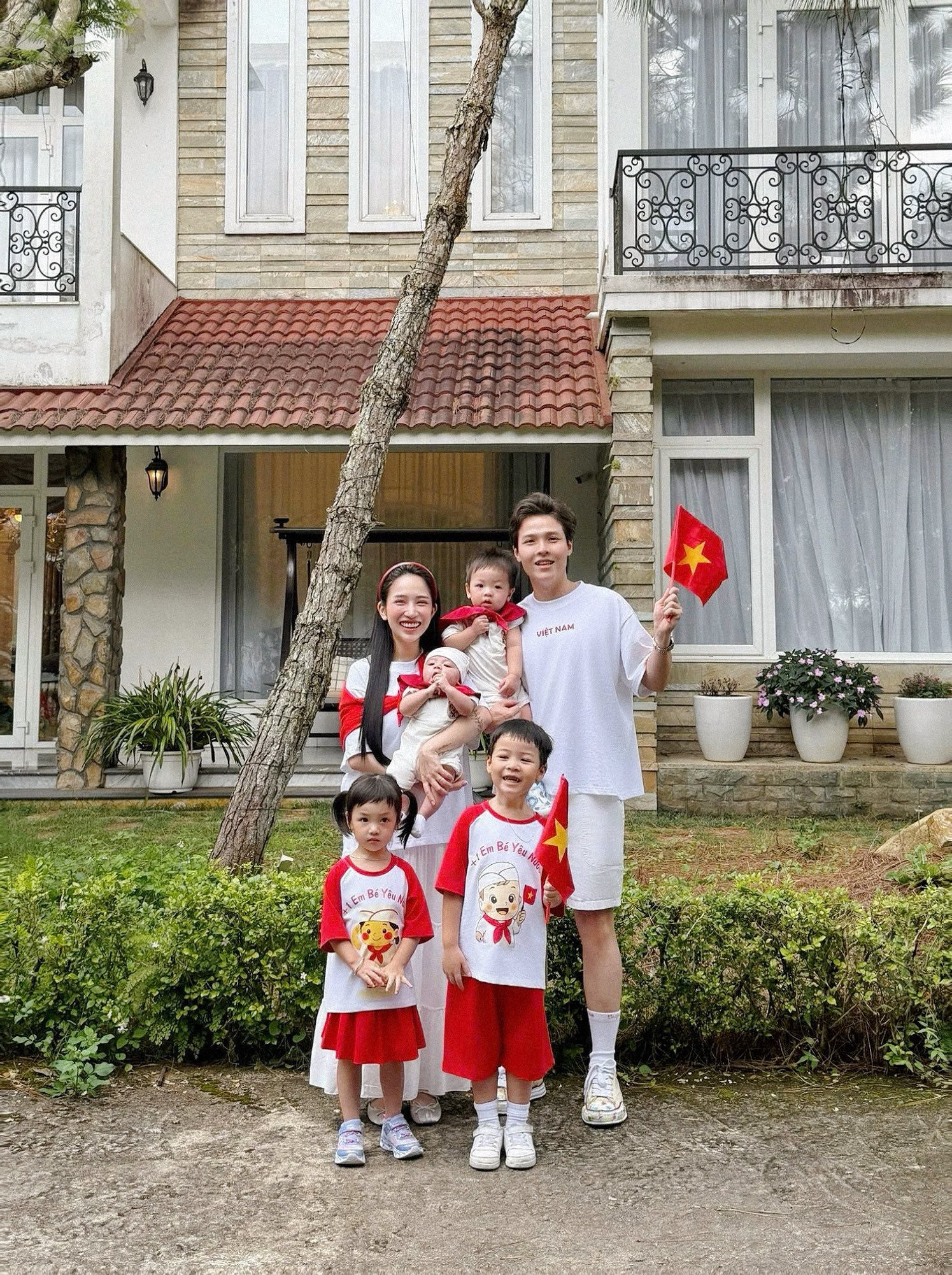 Con ốm đúng Trung Thu, cả nhà ái nữ đại gia Minh Nhựa rước đèn luôn trong bệnh viện: Biểu cảm của 4 "hậu duệ nhí" khiến ai nhìn cũng tan chảy- Ảnh 11. Con ốm đúng Trung Thu, cả nhà ái nữ đại gia Minh Nhựa rước đèn luôn trong bệnh viện: Biểu cảm của 4 "hậu duệ nhí" khiến ai nhìn cũng tan chảy- Ảnh 11.