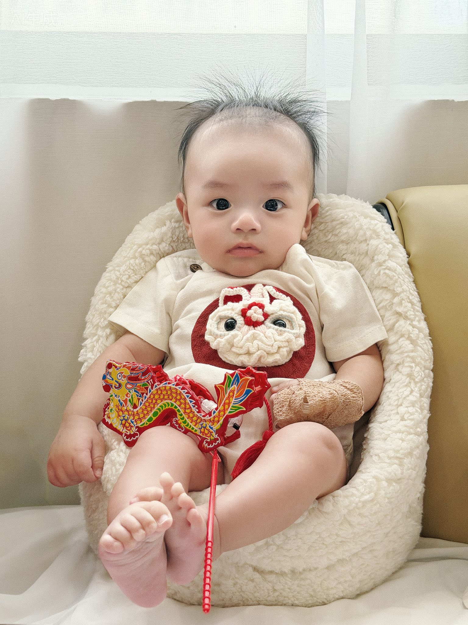 Con ốm đúng Trung Thu, cả nhà ái nữ đại gia Minh Nhựa rước đèn luôn trong bệnh viện: Biểu cảm của 4 "hậu duệ nhí" khiến ai nhìn cũng tan chảy- Ảnh 2. Con ốm đúng Trung Thu, cả nhà ái nữ đại gia Minh Nhựa rước đèn luôn trong bệnh viện: Biểu cảm của 4 "hậu duệ nhí" khiến ai nhìn cũng tan chảy- Ảnh 2.