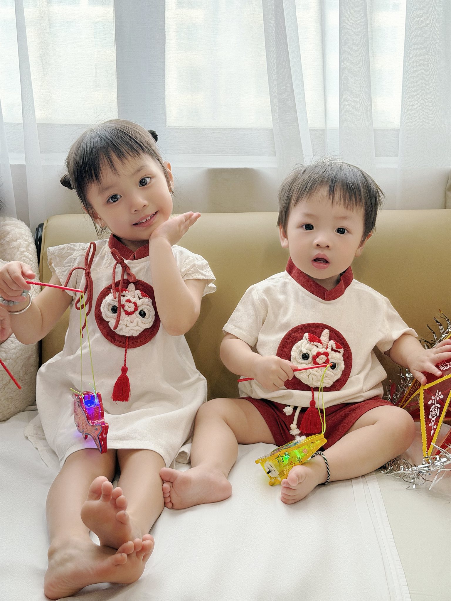 Con ốm đúng Trung Thu, cả nhà ái nữ đại gia Minh Nhựa rước đèn luôn trong bệnh viện: Biểu cảm của 4 "hậu duệ nhí" khiến ai nhìn cũng tan chảy- Ảnh 4. Con ốm đúng Trung Thu, cả nhà ái nữ đại gia Minh Nhựa rước đèn luôn trong bệnh viện: Biểu cảm của 4 "hậu duệ nhí" khiến ai nhìn cũng tan chảy- Ảnh 4.