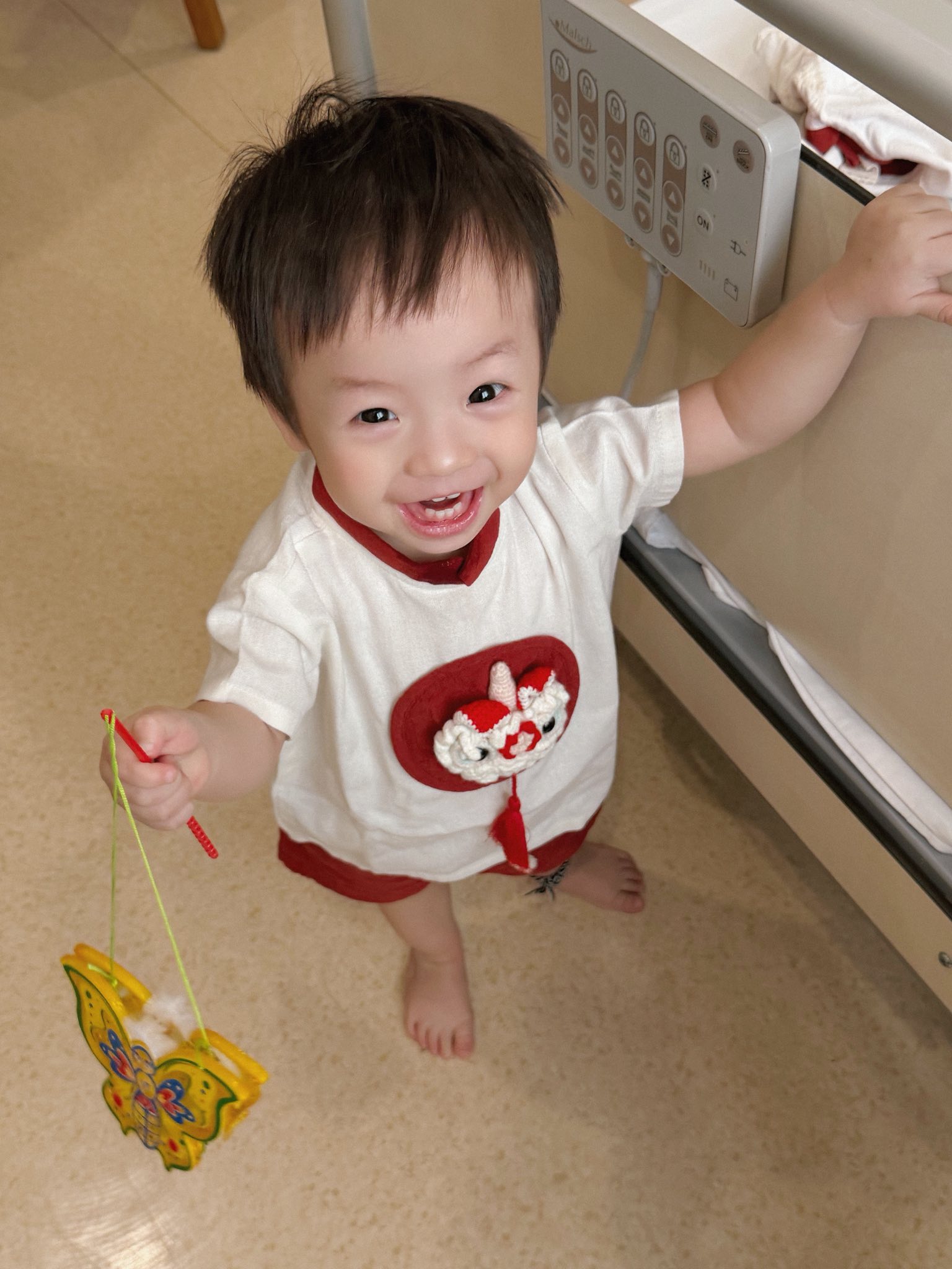 Con ốm đúng Trung Thu, cả nhà ái nữ đại gia Minh Nhựa rước đèn luôn trong bệnh viện: Biểu cảm của 4 "hậu duệ nhí" khiến ai nhìn cũng tan chảy- Ảnh 9. Con ốm đúng Trung Thu, cả nhà ái nữ đại gia Minh Nhựa rước đèn luôn trong bệnh viện: Biểu cảm của 4 "hậu duệ nhí" khiến ai nhìn cũng tan chảy- Ảnh 9.