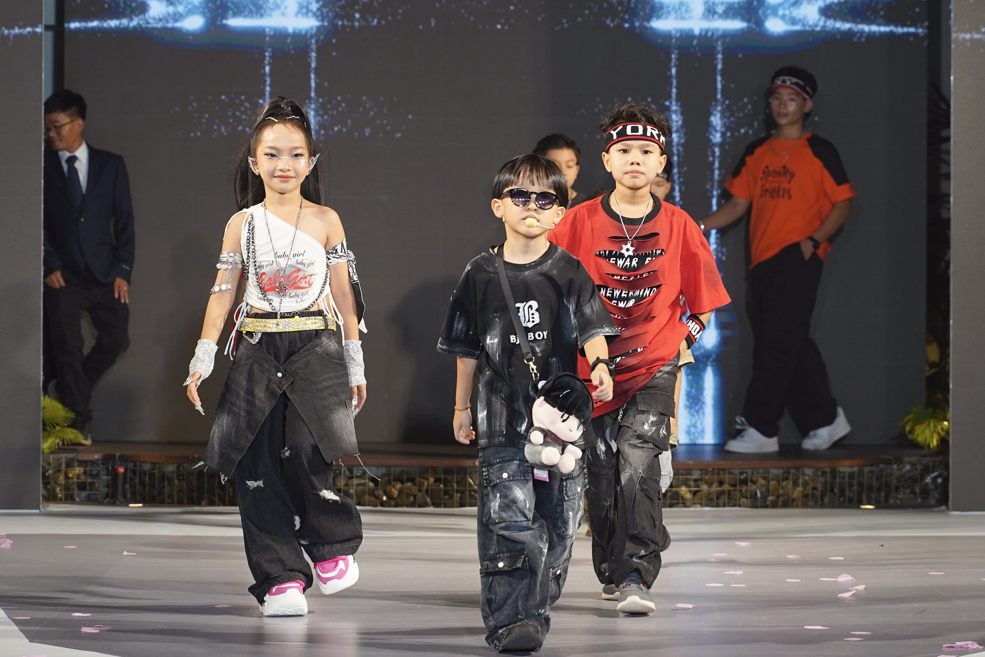 “Em Bé Chất” Xệ Xệ làm vedette, khuấy động sàn diễn thời trang nhí- Ảnh 1.