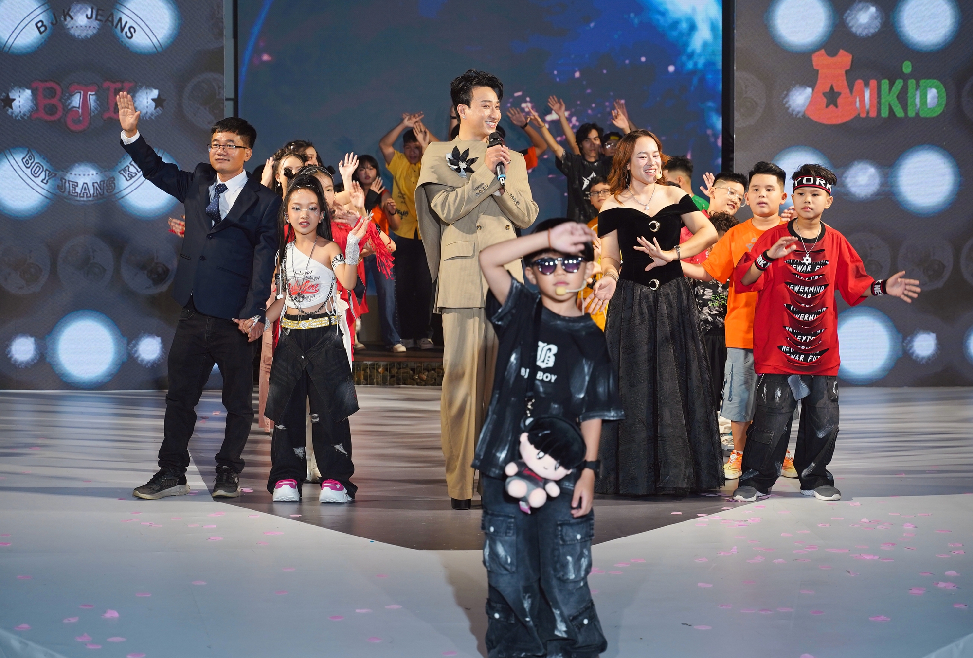 “Em Bé Chất” Xệ Xệ làm vedette, khuấy động sàn diễn thời trang nhí- Ảnh 5.
