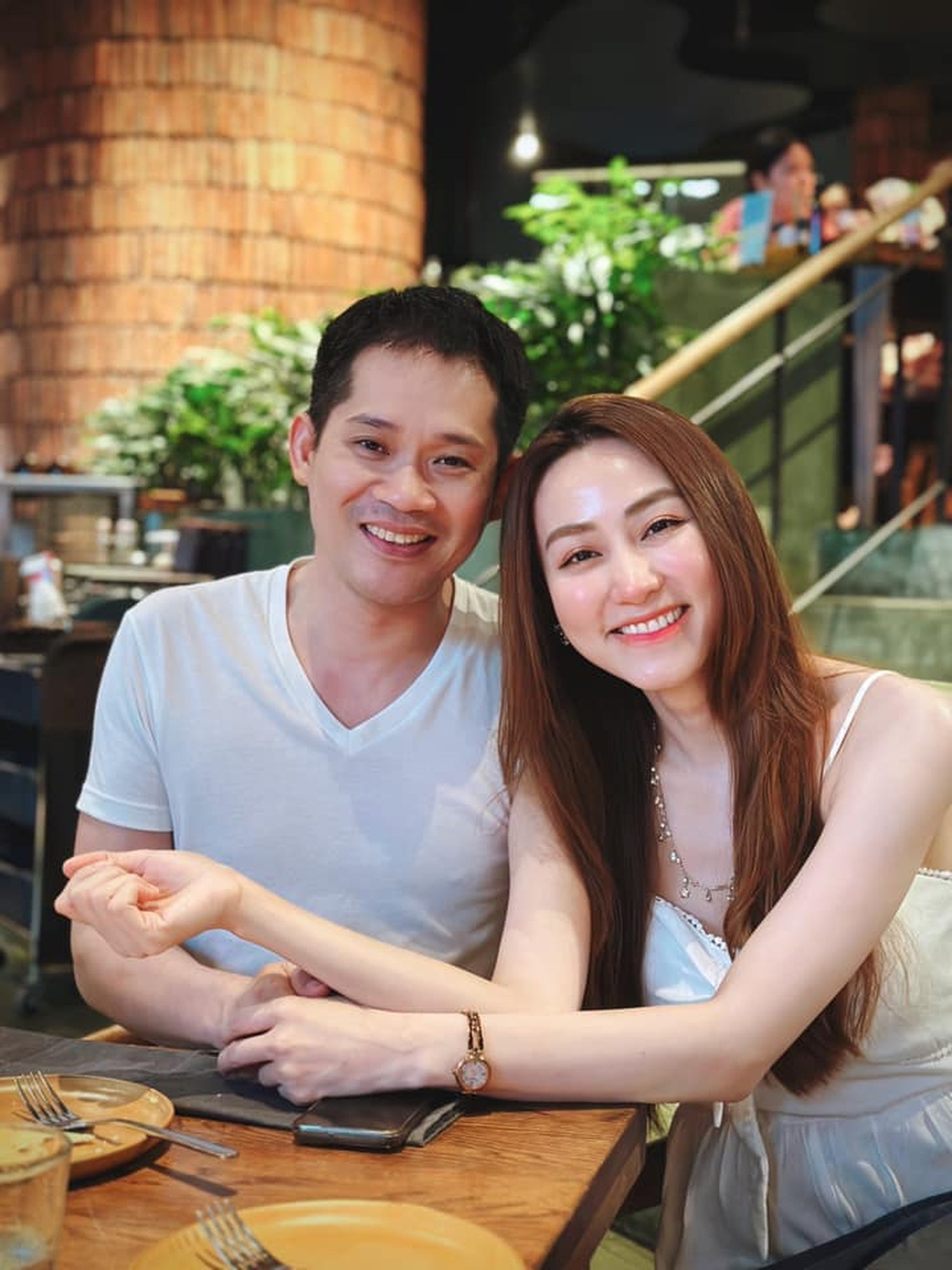 Sao nữ Vbiz từ bỏ hào quang, sống kín tiếng sau khi lấy chồng đại gia, tuổi 40 vẫn có nhan sắc trẻ đẹp lạ lùng
- Ảnh 5. Sao nữ Vbiz từ bỏ hào quang, sống kín tiếng sau khi lấy chồng đại gia, tuổi 40 vẫn có nhan sắc trẻ đẹp lạ lùng
- Ảnh 5.