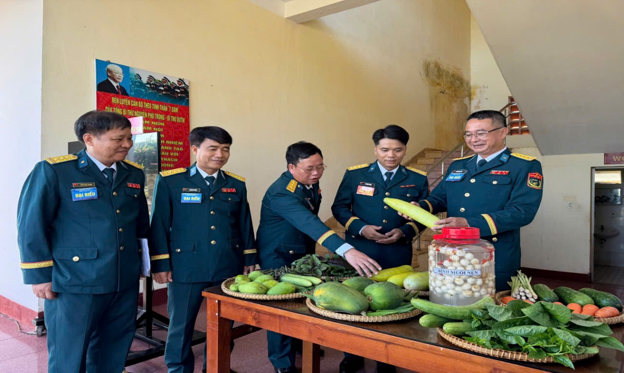 I:\USB Data\VĂN BẢN CỦA ĐỒNG\BCT trung đoàn 274\1. BÁO CHÍ 377\TIN ĐẠI HỘI QUÂN NHÂN 118\4. Các đại biểu tham quan các nội dung trưng bày của Đại hội.jpg