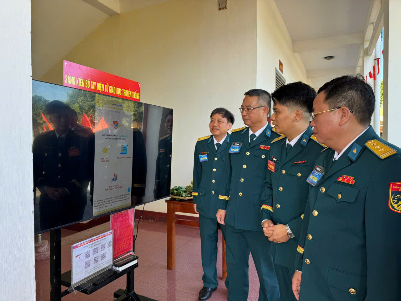 I:\USB Data\VĂN BẢN CỦA ĐỒNG\BCT trung đoàn 274\1. BÁO CHÍ 377\TIN ĐẠI HỘI QUÂN NHÂN 118\4. Các đại biểu tham quan các nội dung trưng bày của Đại hội (2).jpg