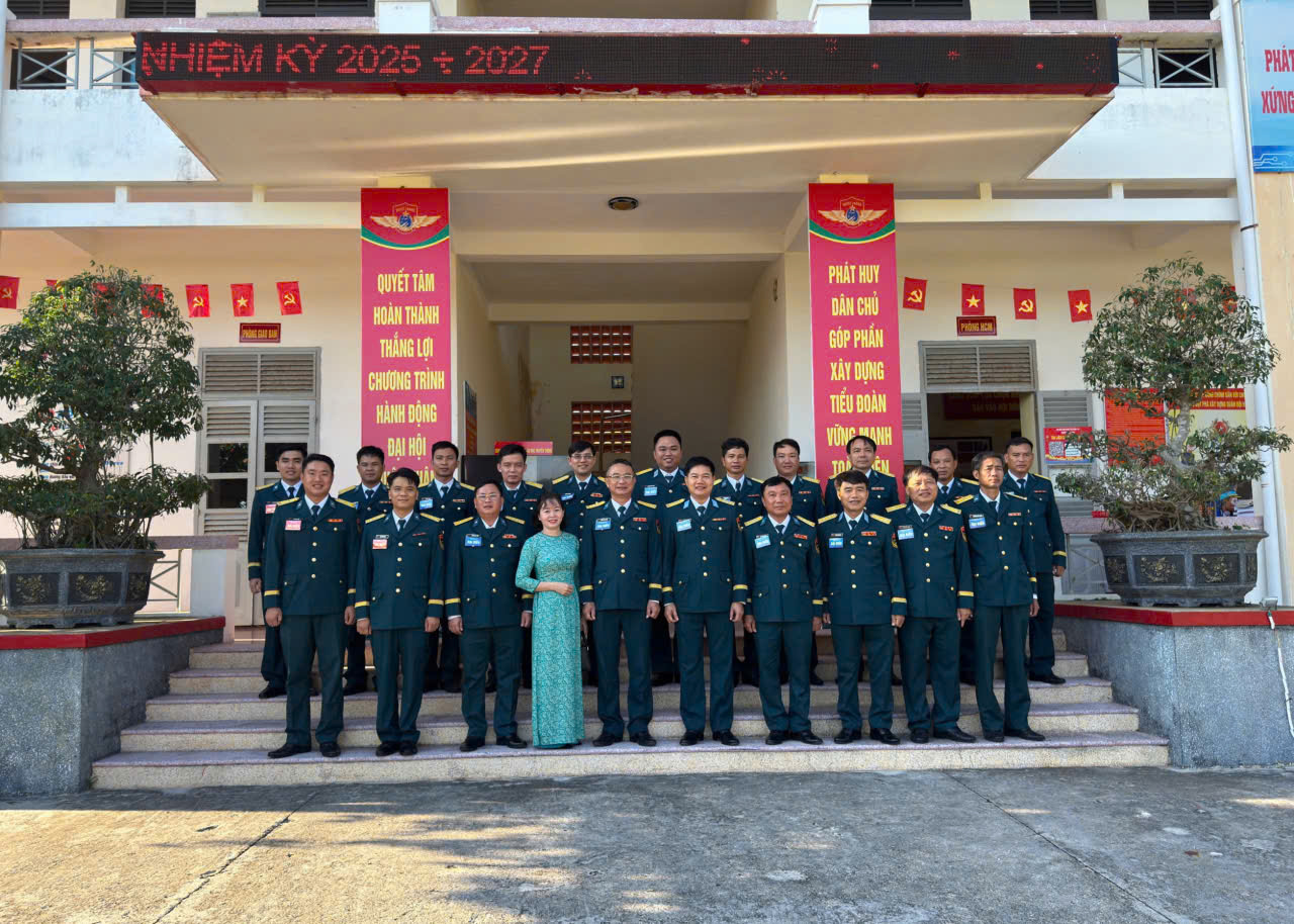 I:\USB Data\VĂN BẢN CỦA ĐỒNG\BCT trung đoàn 274\1. BÁO CHÍ 377\TIN ĐẠI HỘI QUÂN NHÂN 118\3. Đại biểu chụp ảnh lưu niệm cùng đơn vị.jpg