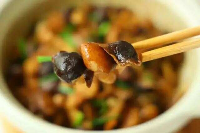 Thịt ba chỉ nấu thế này ngon tuyệt hảo, nước dùng sóng sánh rưới lên cơm nóng ăn "bao phê"- Ảnh 8.