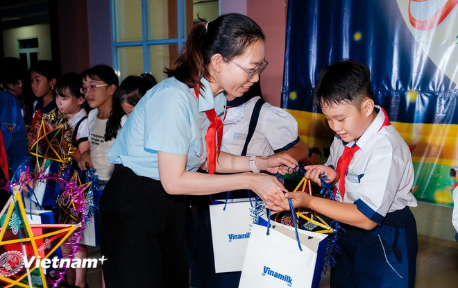 Vinamilk thắp sáng mùa Trăng, gửi trọn yêu thương đến trẻ em Việt- Ảnh 5. Vinamilk thắp sáng mùa Trăng, gửi trọn yêu thương đến trẻ em Việt- Ảnh 5.