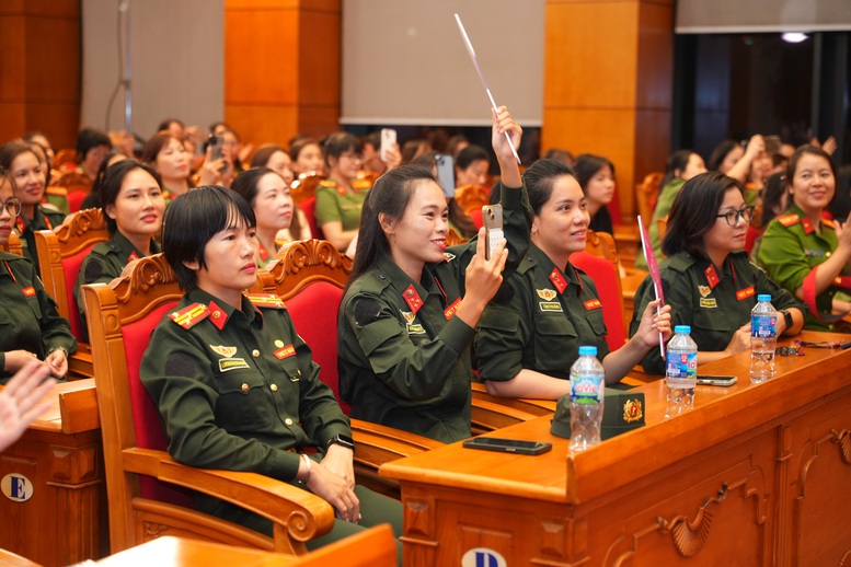 Lực lượng nữ Công an Nhân dân cùng các nghệ sĩ 'Vũ trụ Say Hi' chung tay khắc phục hậu quả bão lũ- Ảnh 4. Lực lượng nữ Công an Nhân dân cùng các nghệ sĩ 'Vũ trụ Say Hi' chung tay khắc phục hậu quả bão lũ- Ảnh 4.