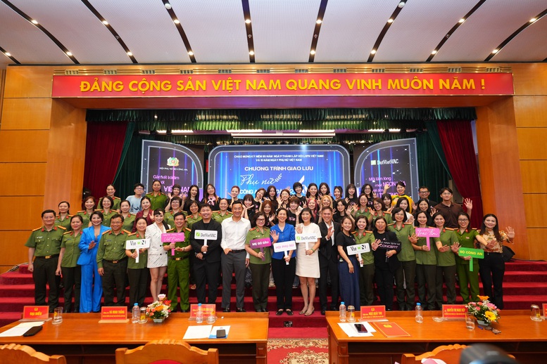 Lực lượng nữ Công an Nhân dân cùng các nghệ sĩ 'Vũ trụ Say Hi' chung tay khắc phục hậu quả bão lũ- Ảnh 1. Lực lượng nữ Công an Nhân dân cùng các nghệ sĩ 'Vũ trụ Say Hi' chung tay khắc phục hậu quả bão lũ- Ảnh 1.