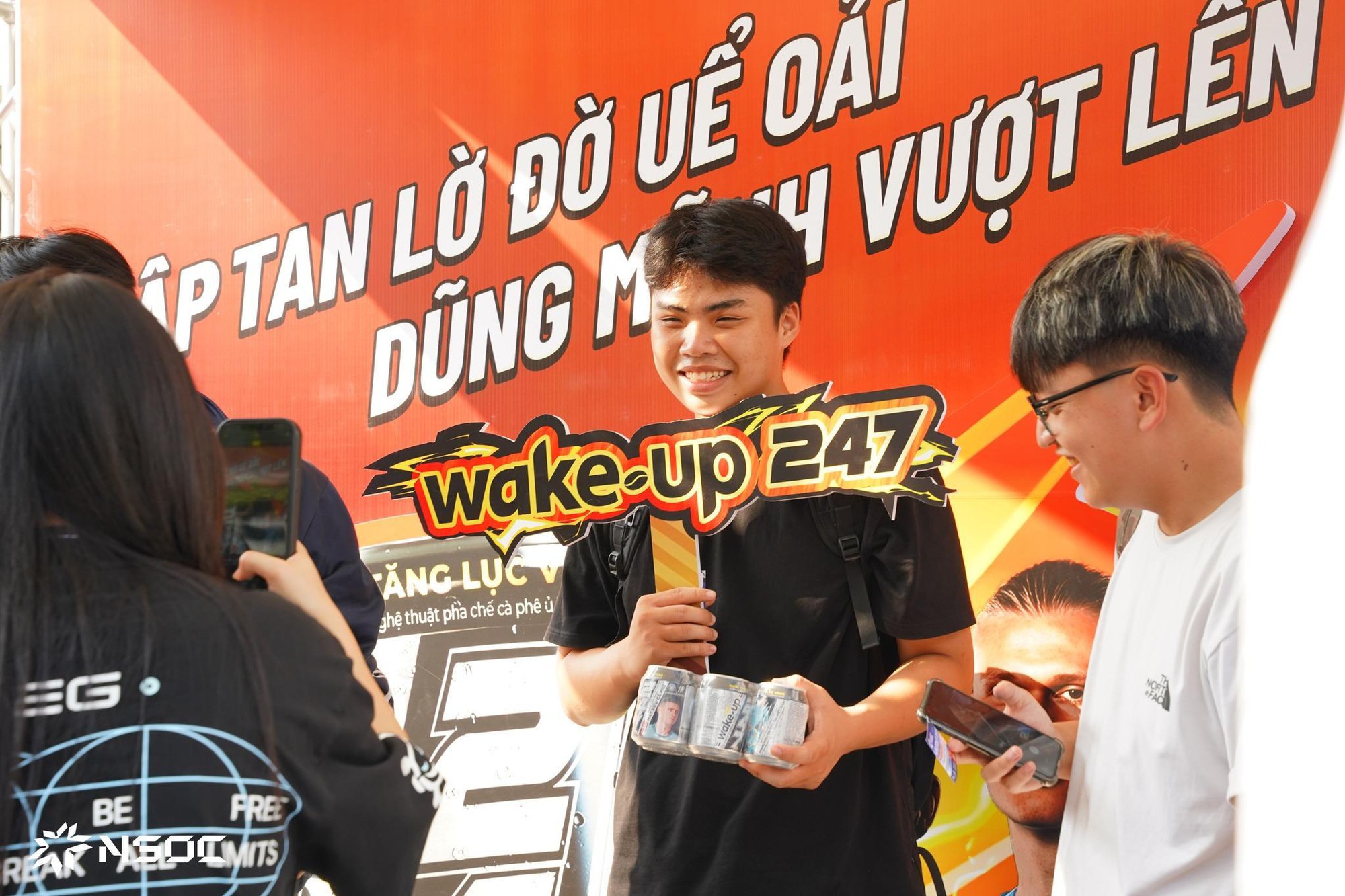 Wake-up 247 tiếp năng lượng cho sinh viên “bùng nổ” cùng NSOC 2025- Ảnh 13. Wake-up 247 tiếp năng lượng cho sinh viên “bùng nổ” cùng NSOC 2025- Ảnh 13.