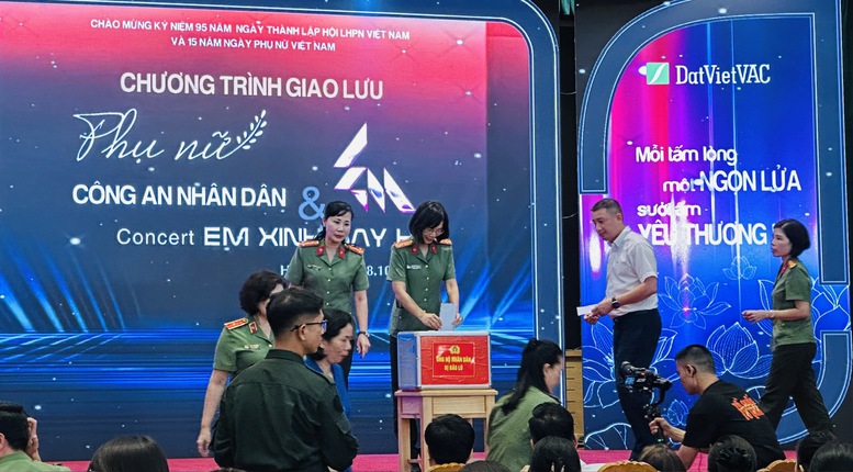 Lực lượng nữ Công an Nhân dân cùng các nghệ sĩ 'Vũ trụ Say Hi' chung tay khắc phục hậu quả bão lũ- Ảnh 2. Lực lượng nữ Công an Nhân dân cùng các nghệ sĩ 'Vũ trụ Say Hi' chung tay khắc phục hậu quả bão lũ- Ảnh 2.