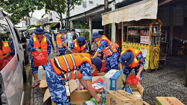 “Cứu dân là mệnh lệnh từ trái tim” - Bộ Tư lệnh Vùng Cảnh sát biển 2 kịp thời cứu trợ, giúp đỡ bà con vùng lũ miền Trung- Ảnh 1.
